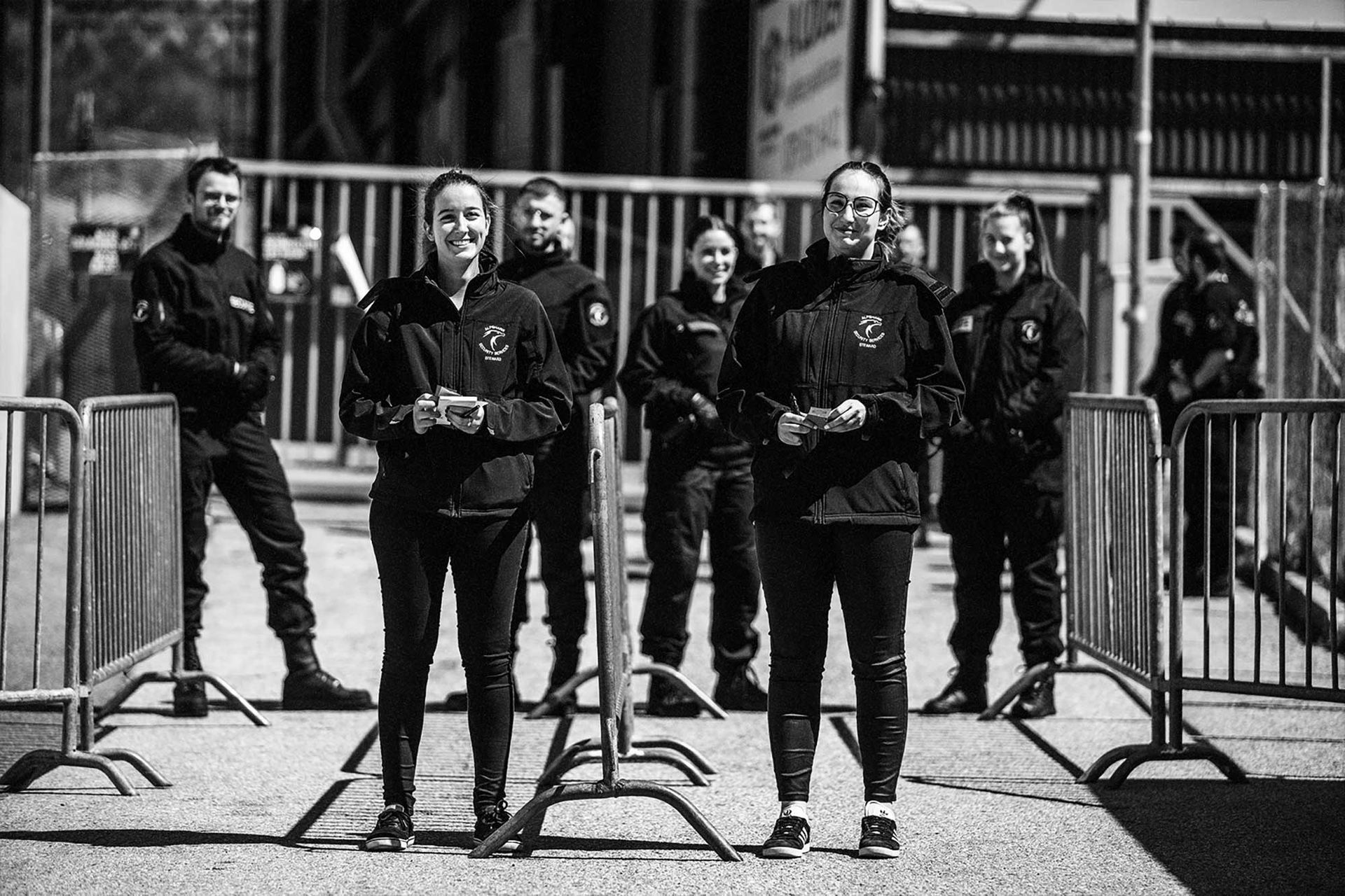 Un groupe d'agents de sécurité assurant la sécurité en extérieur.