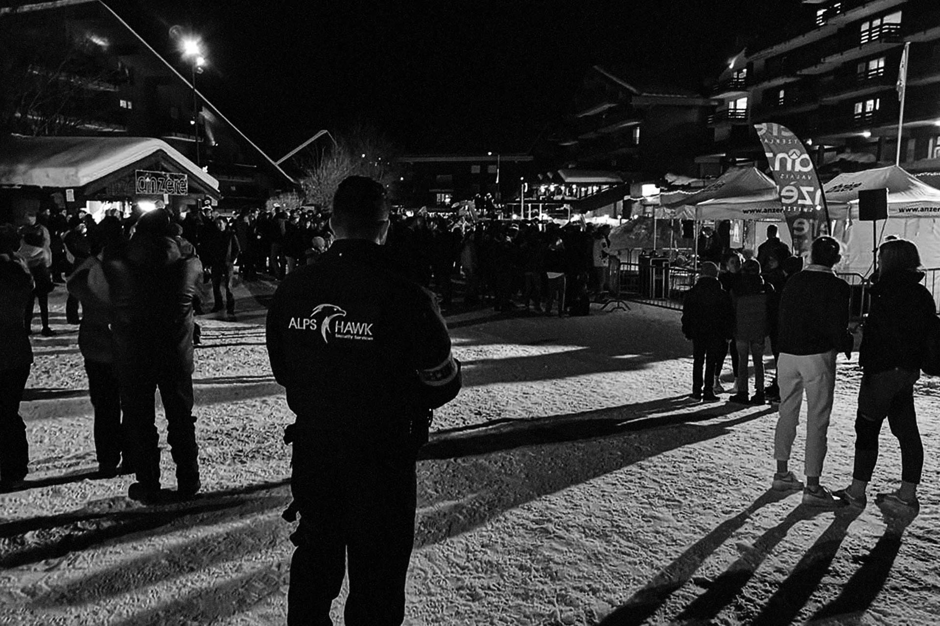 Un groupe d'agents de sécurité assurant leur service.