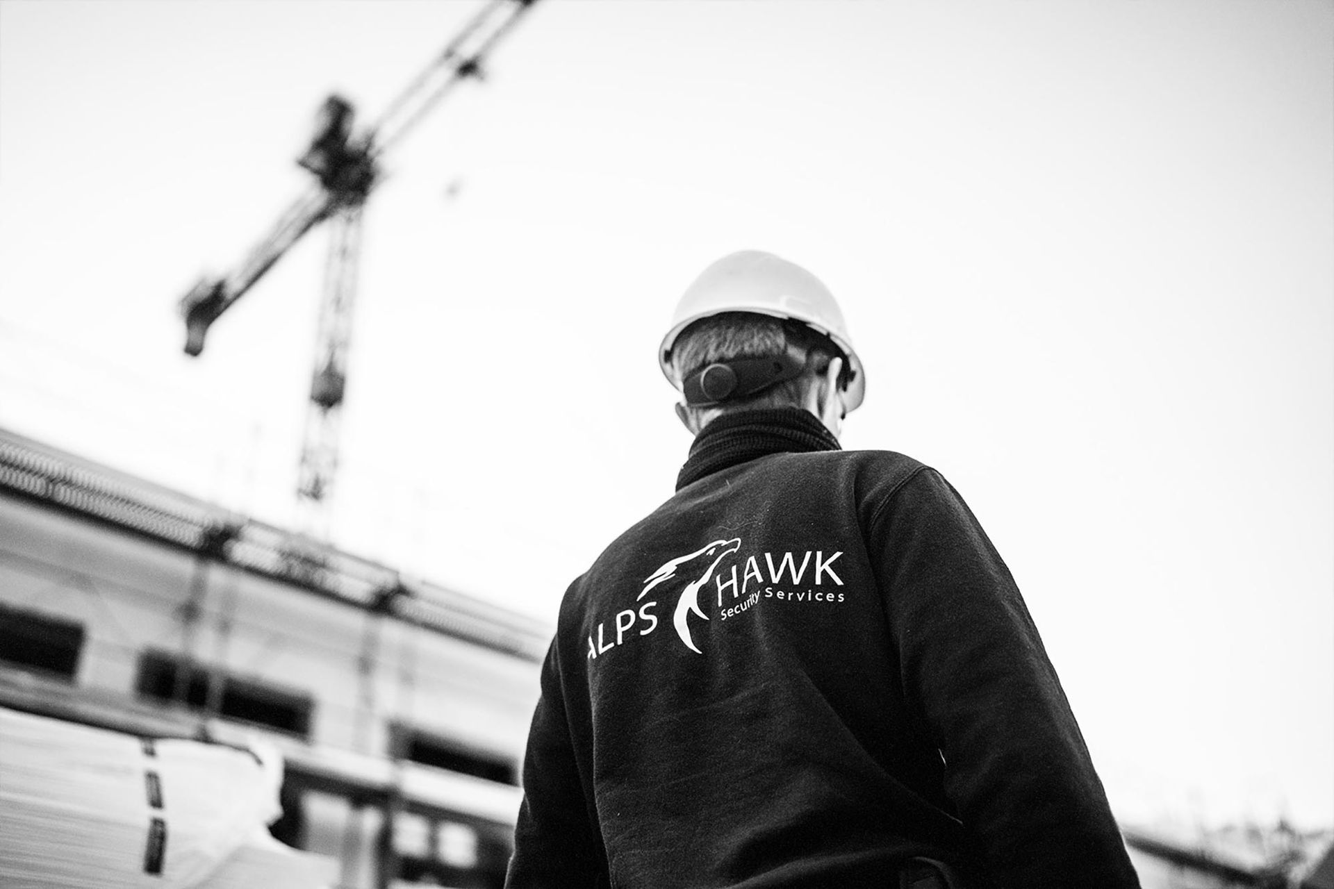 Un homme de sécurité avec un casque sur un chantier.