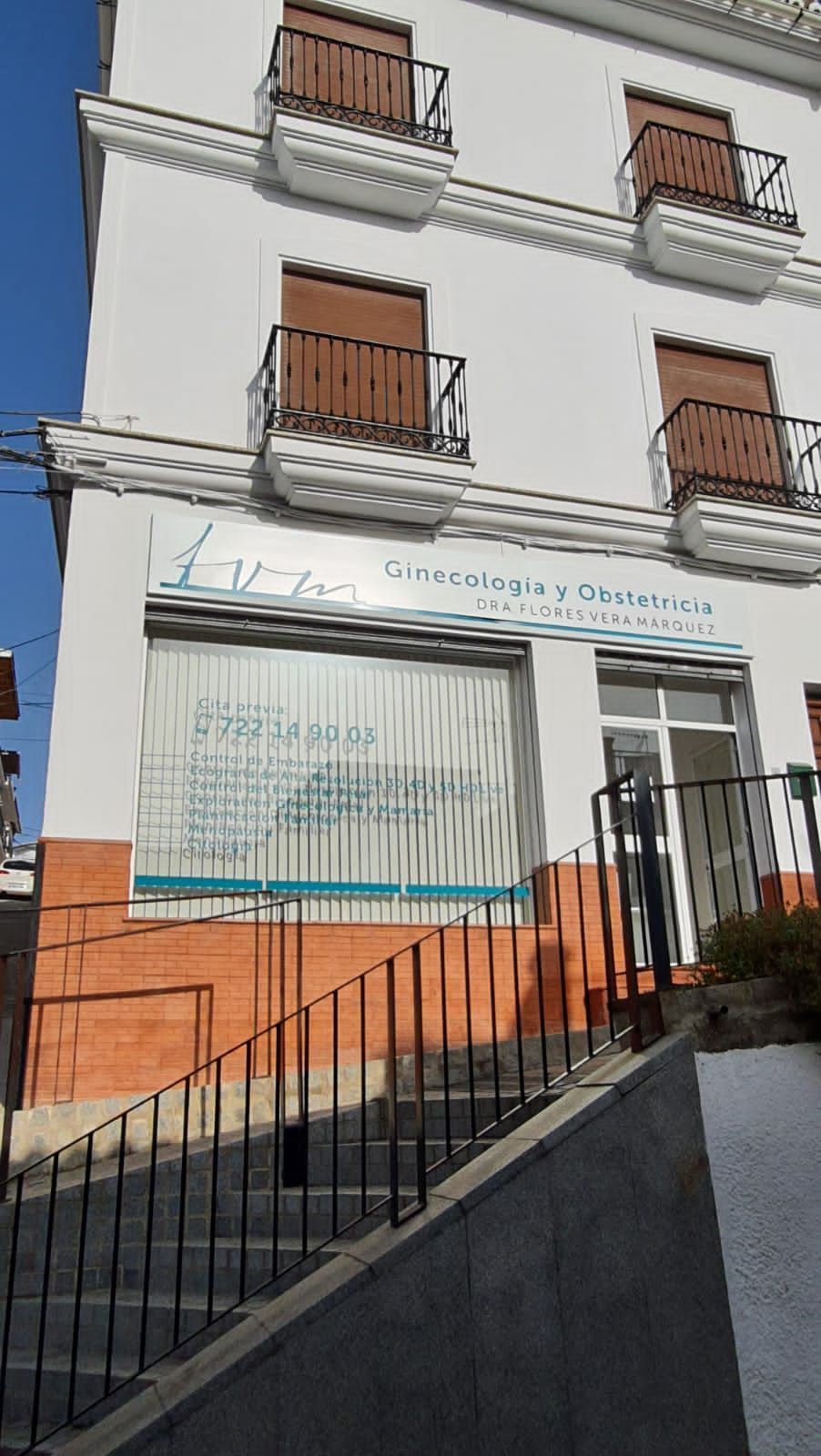 Edificio con letrero 