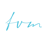 Iniciales "fvm" en escritura blanca sobre un fondo verde azulado.