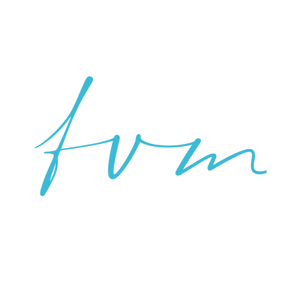 Iniciales "fvm" en escritura blanca sobre un fondo verde azulado.