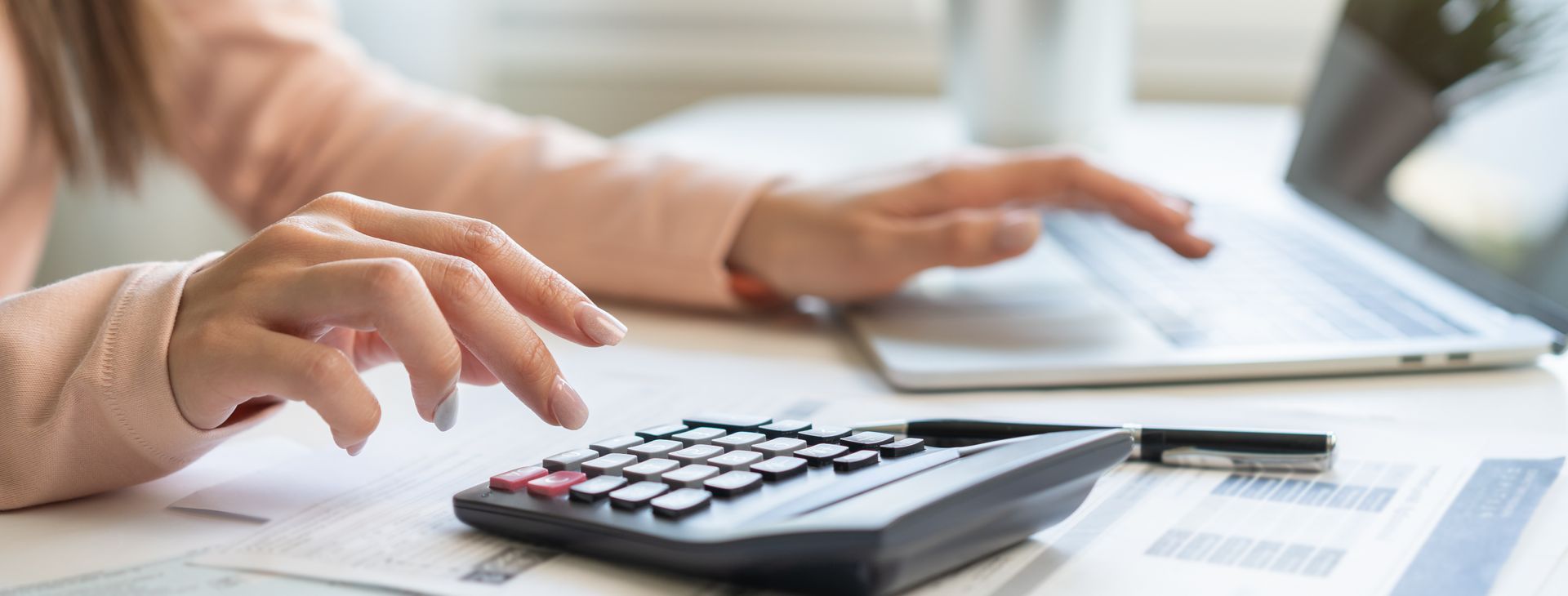 Une personne fait sa comptabilité