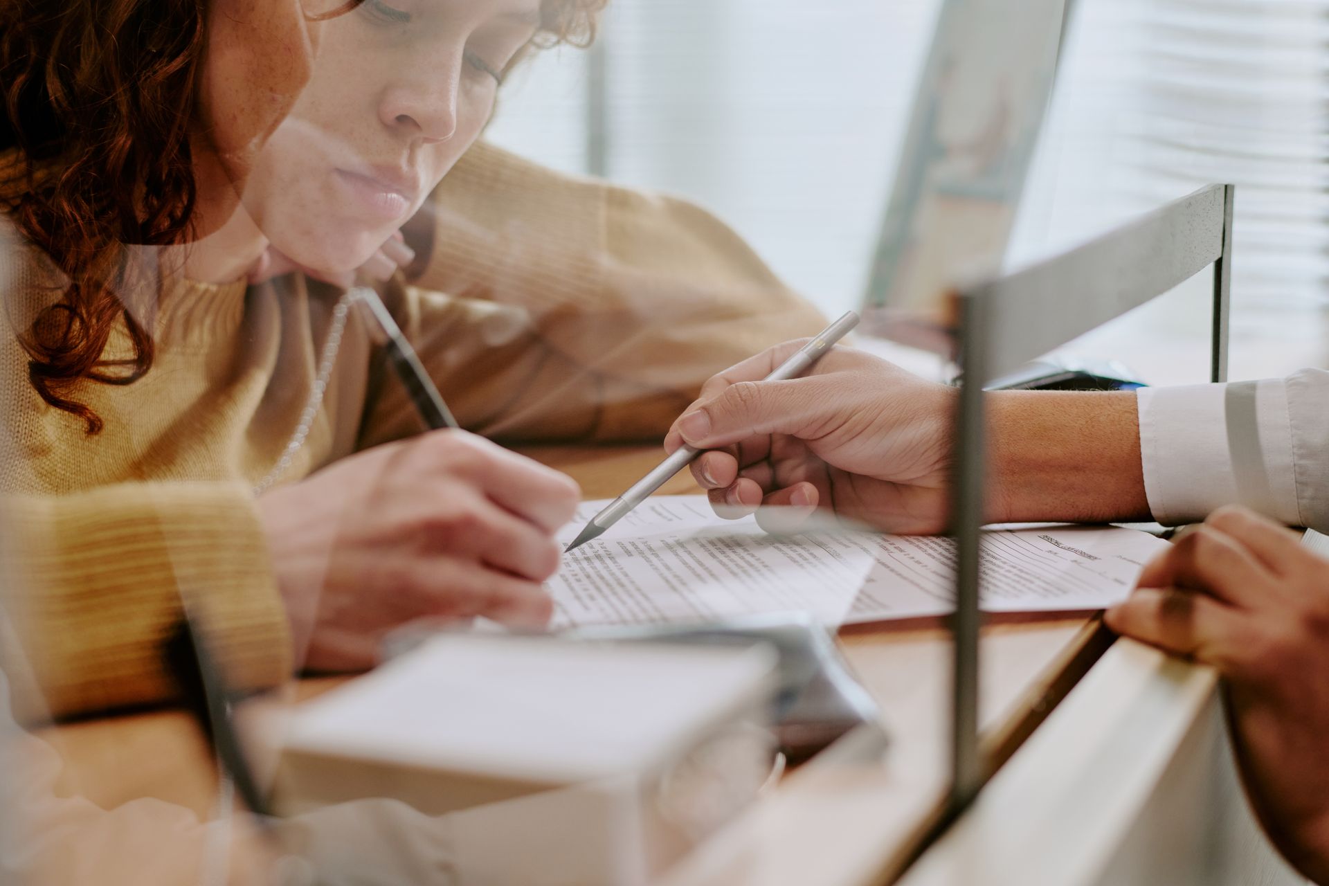 Une personne signe un contrat