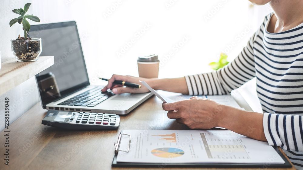 Une femme fait de l'administratif sur l'ordinateur