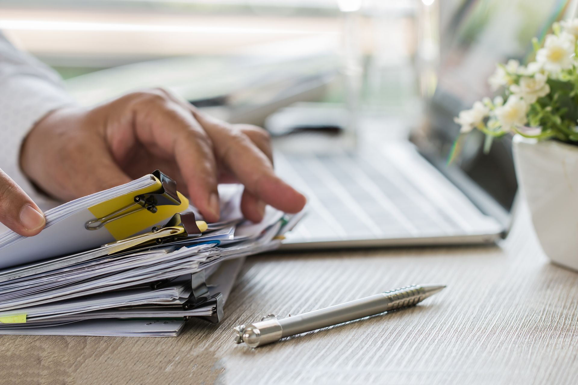 Une personne trie des documents