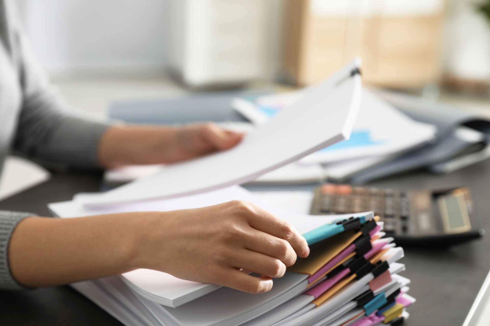 Une femme trie des documents administratifs