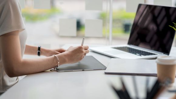 Une femme utilise une tablette graphique