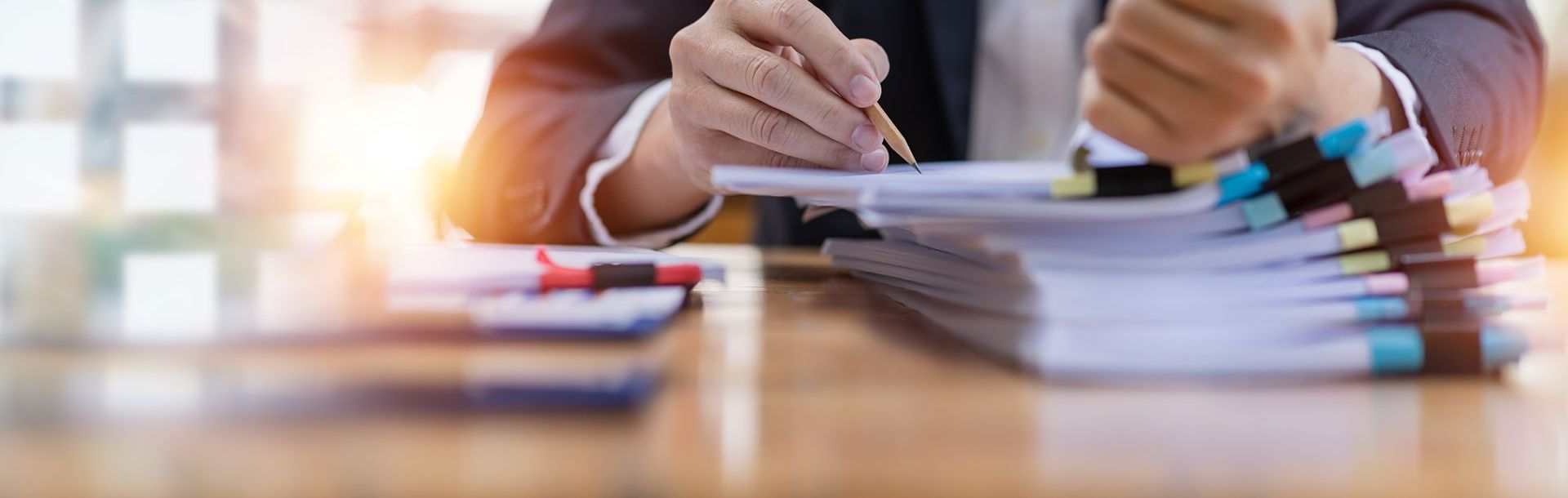 Un homme qui écrit sur des documents