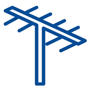 Contorno azul y blanco de una antena de televisión encima de un poste.