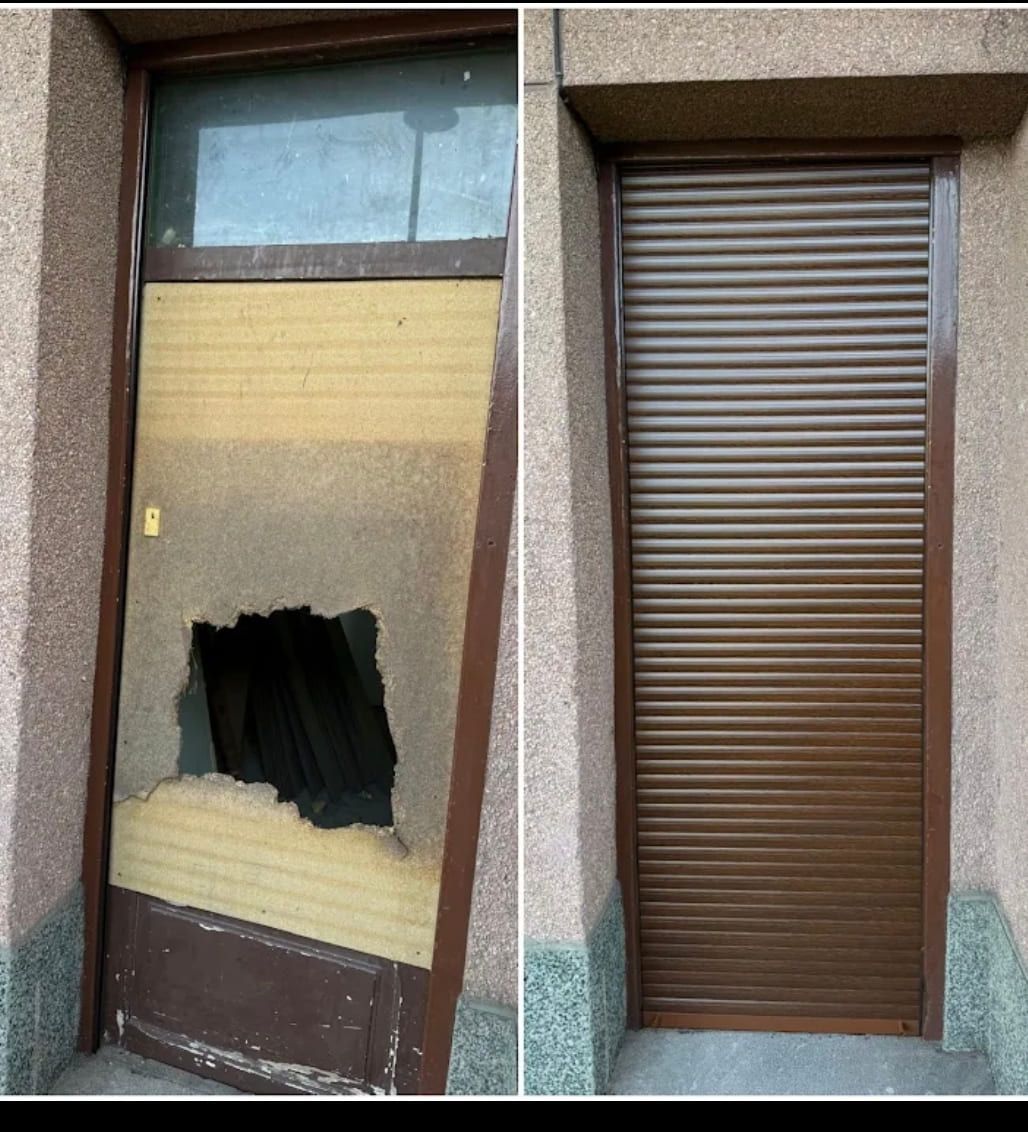 Comparación de un escaparate con una tabla rota a la izquierda y una persiana de seguridad enrollable marrón cerrada a la derecha.