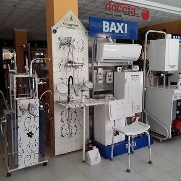 Grifería y calentadores de agua expuestos en una sala de exposición con carteles de BAXI.