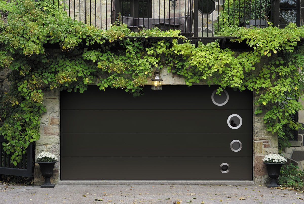 Porte de garage avec terrasse au-dessus