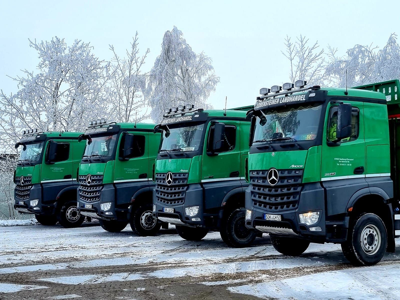 Fuhrpark mit grünen LKW der Lobensteiner Landhandel GmbH