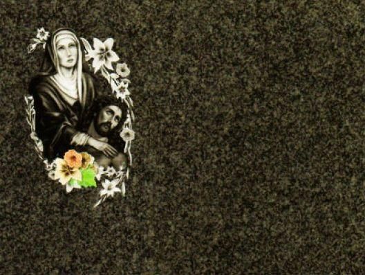 Lápida grabada con la imagen de la Virgen María acunando la cabeza de Jesús, rodeada de flores.
