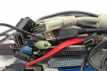 verschiedene Kabel für Laptop, Modem, Handy und Drucker