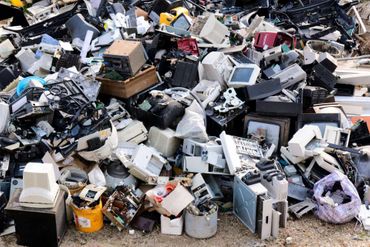 Schrottsammlung mit alten Elektrogeräten