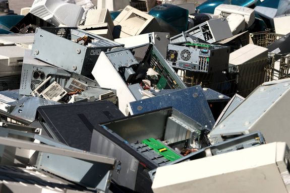 alte Computerteile wie Tastatur und Bildschirm