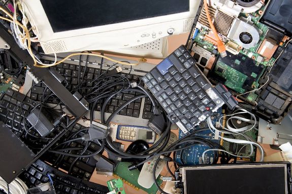 alte Computerteile wie Tastatur und Bildschirm