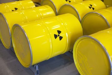 gelbe Tonnen mit Zeichen für Radioaktivität für Kernschrott