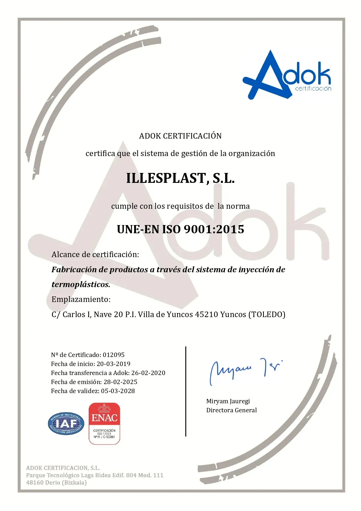 Un trabajador que usa gafas de seguridad y guantes manipula tubos de plástico gris junto a una máquina de moldeo