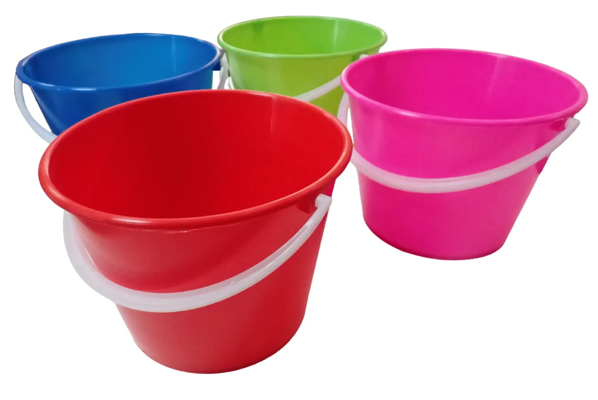 Cuatro cubos de plástico de color rojo, rosa, verde lima y azul, cada uno con un asa blanca