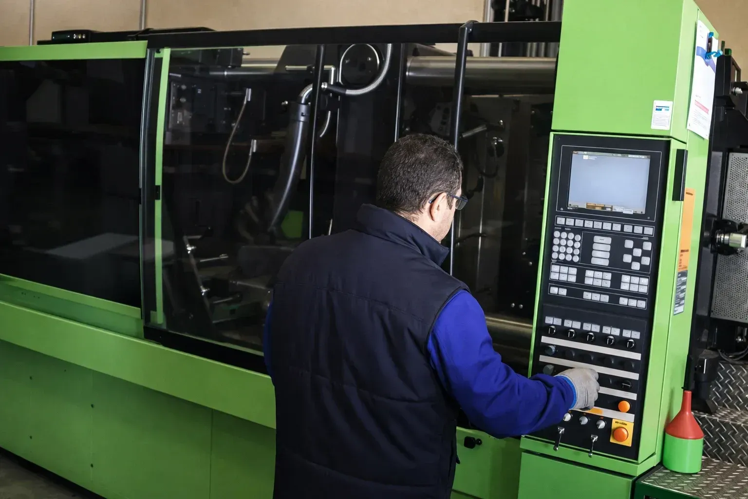 Un trabajador del almacén opera una carretilla elevadora que transporta una caja cerca de una furgoneta de la empresa