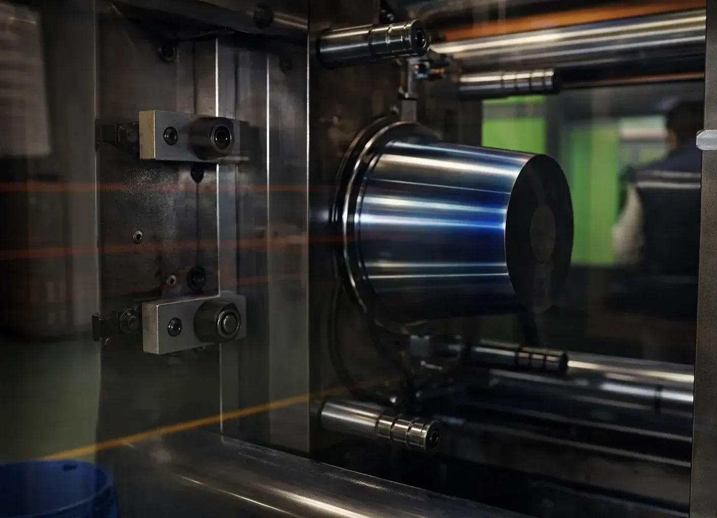 Un piso de fábrica brillante con piso de epoxi verde, maquinaria industrial y dos personas