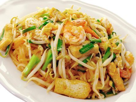 Asia-Gericht mit Gemüse, Tofu und Shrimps