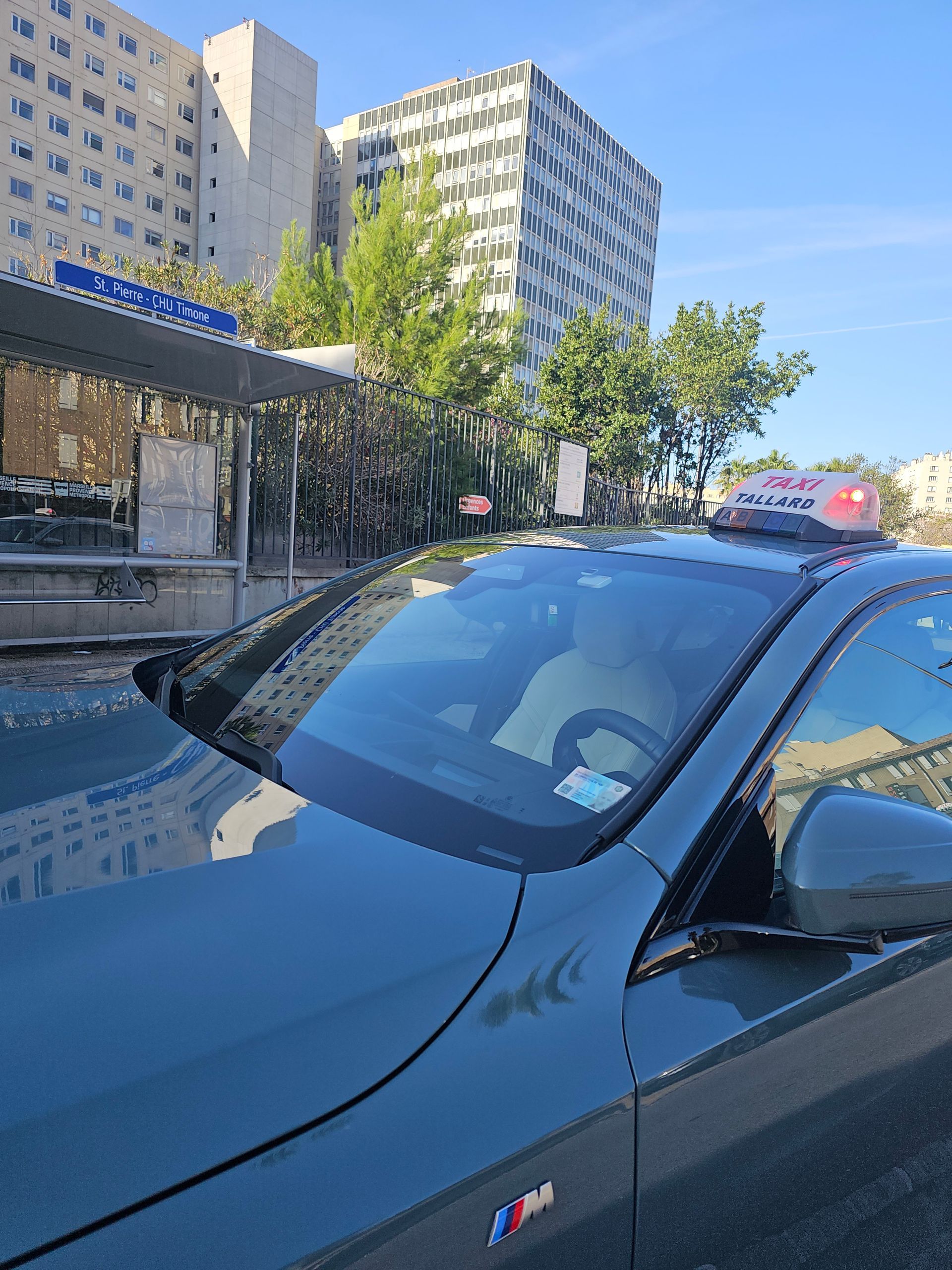 Taxi près d'un arrêt de bus