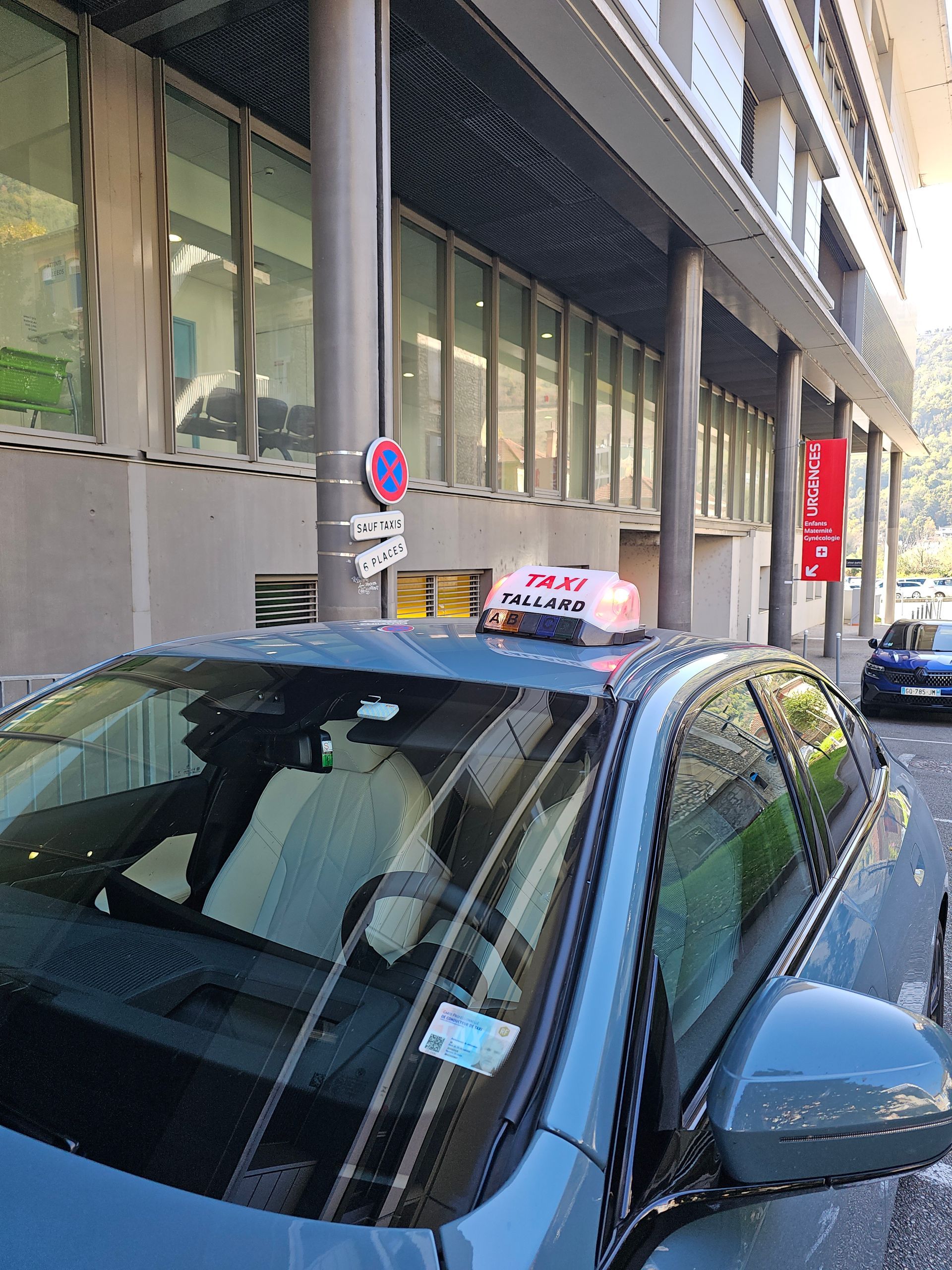 Voiture garée dans un hôpital