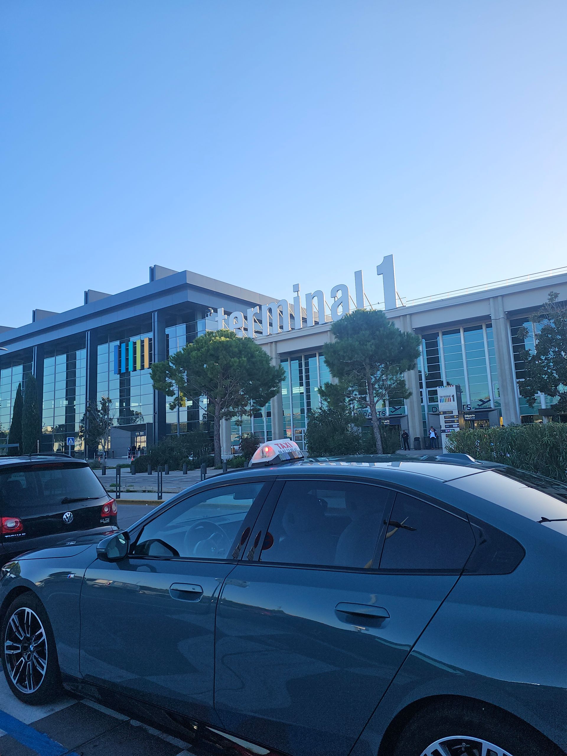 Voiture devant le Terminal 1 d'un aéroport