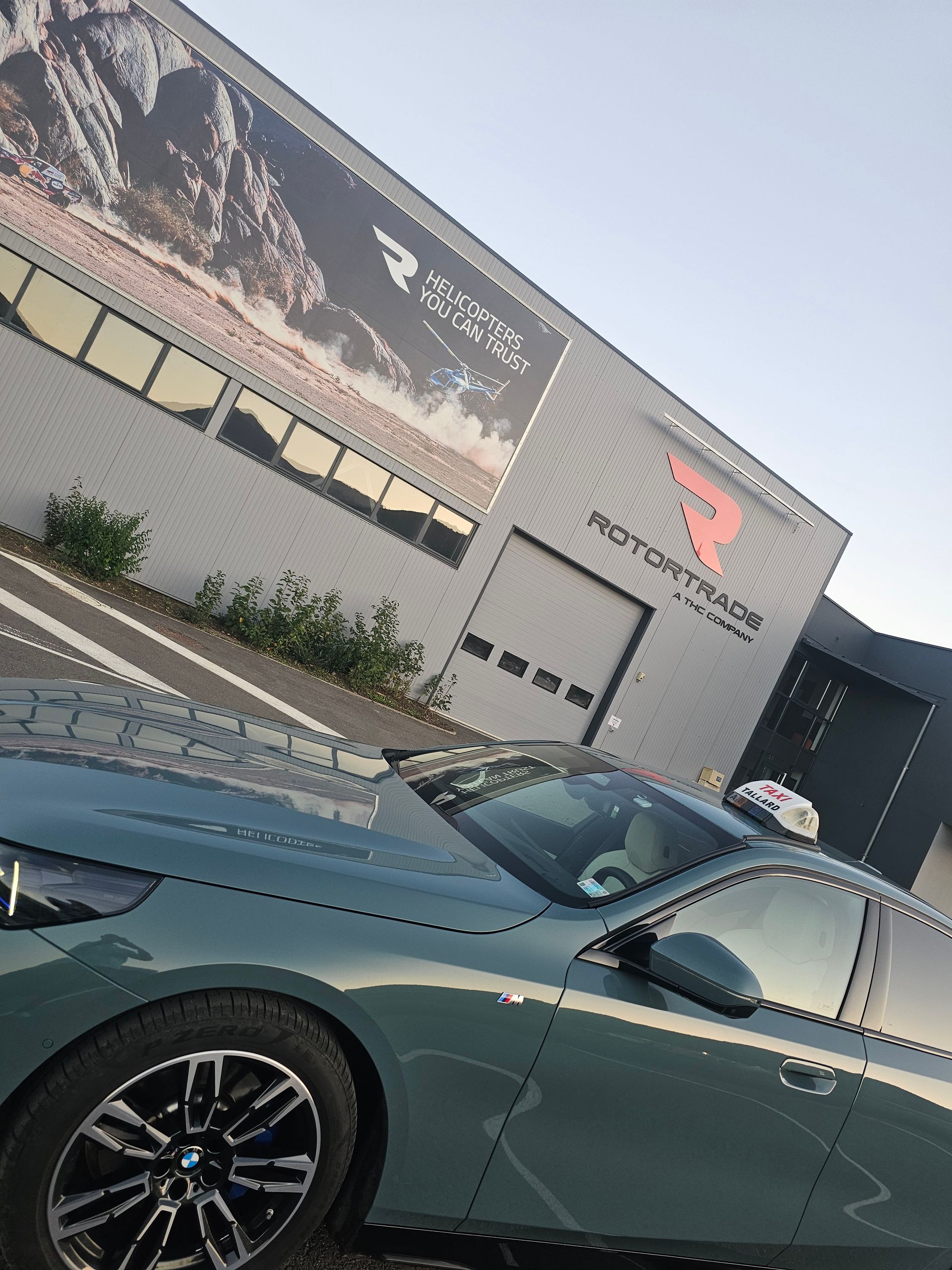 Voiture devant une entreprise