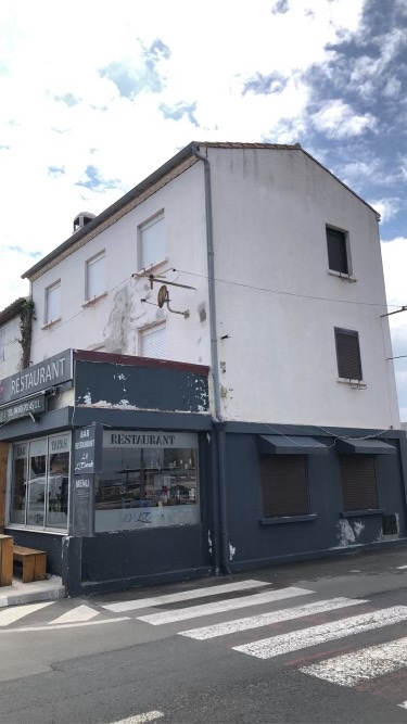 Façade bleue avant rénovation