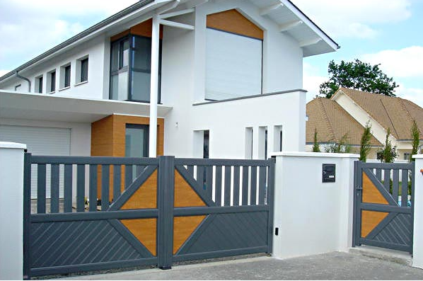 Portail gris et orange