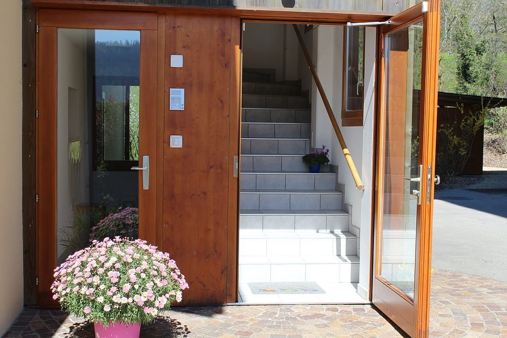 Porte entrée escaliers - Jossevel & Fils - Puidoux