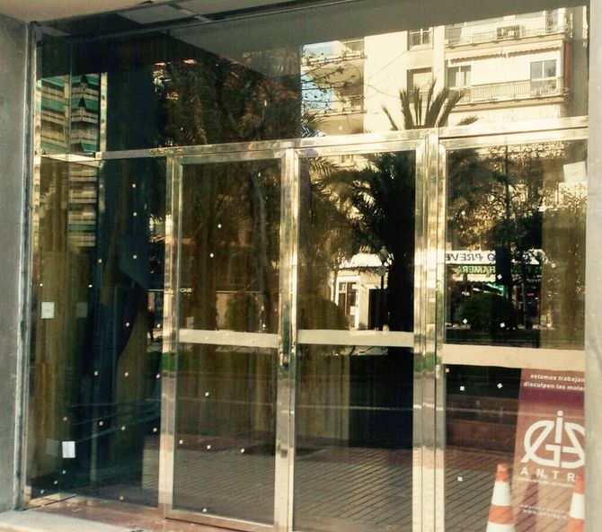 Un edificio con un cartel que dice gs.