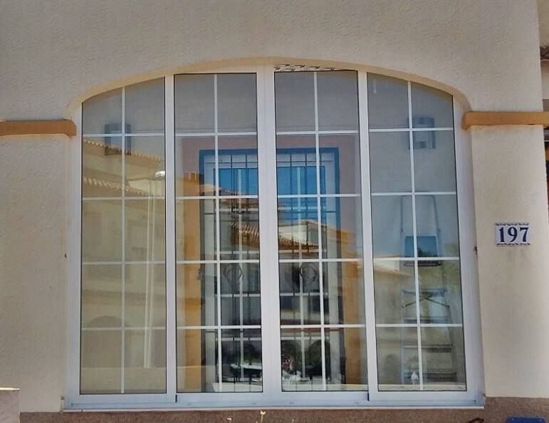 Una ventana blanca con el número 197