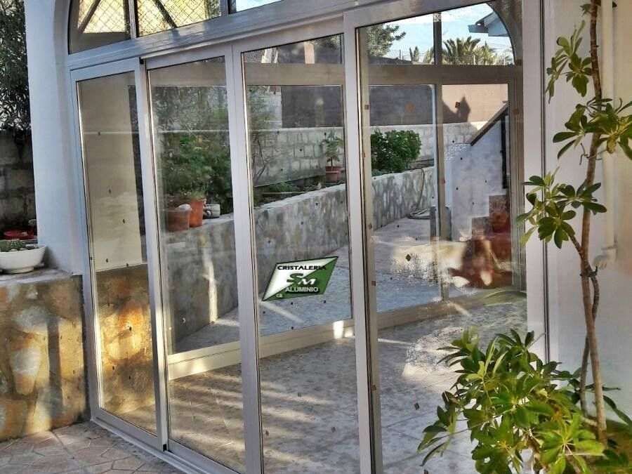 Una puerta corrediza de vidrio con un cartel que dice