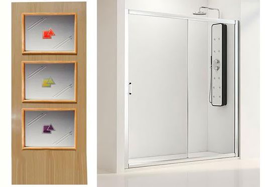 Un baño con puerta de ducha corrediza de cristal y una puerta de madera.