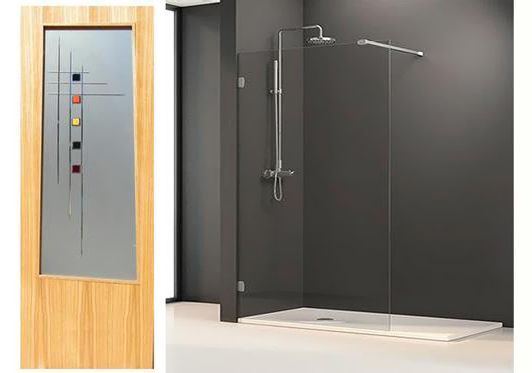 Un baño con ducha a ras de suelo y puerta de madera.