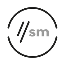 Un logotipo en blanco y negro con la palabra sm en un círculo.