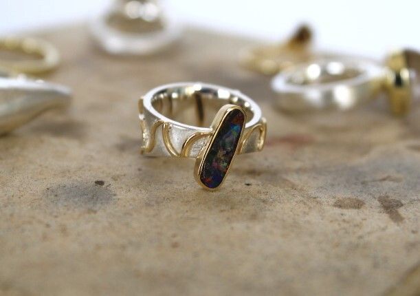 Silberring mit länglichem Opal in moderner Fassung – Unikat aus der Goldschmiede Norys