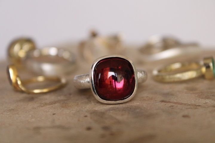 Eleganter Silberring mit rotem Granat im Cabochonschliff – handgefertigter Schmuck von Goldschmiede Norys