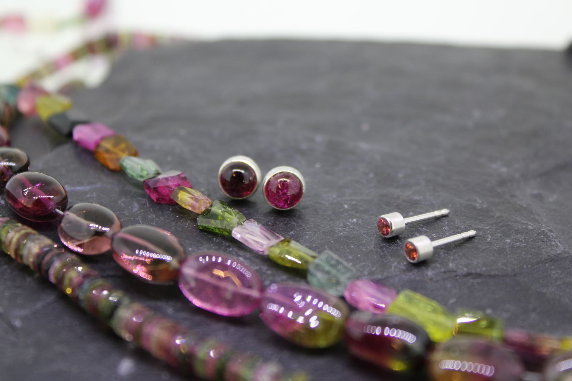 Goldschmiede Norys - Mann an einem Werktisch bearbeitet Schmuck mit einem Werkzeug