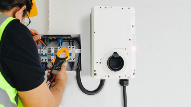 Prise de tension dans un tableau électrique