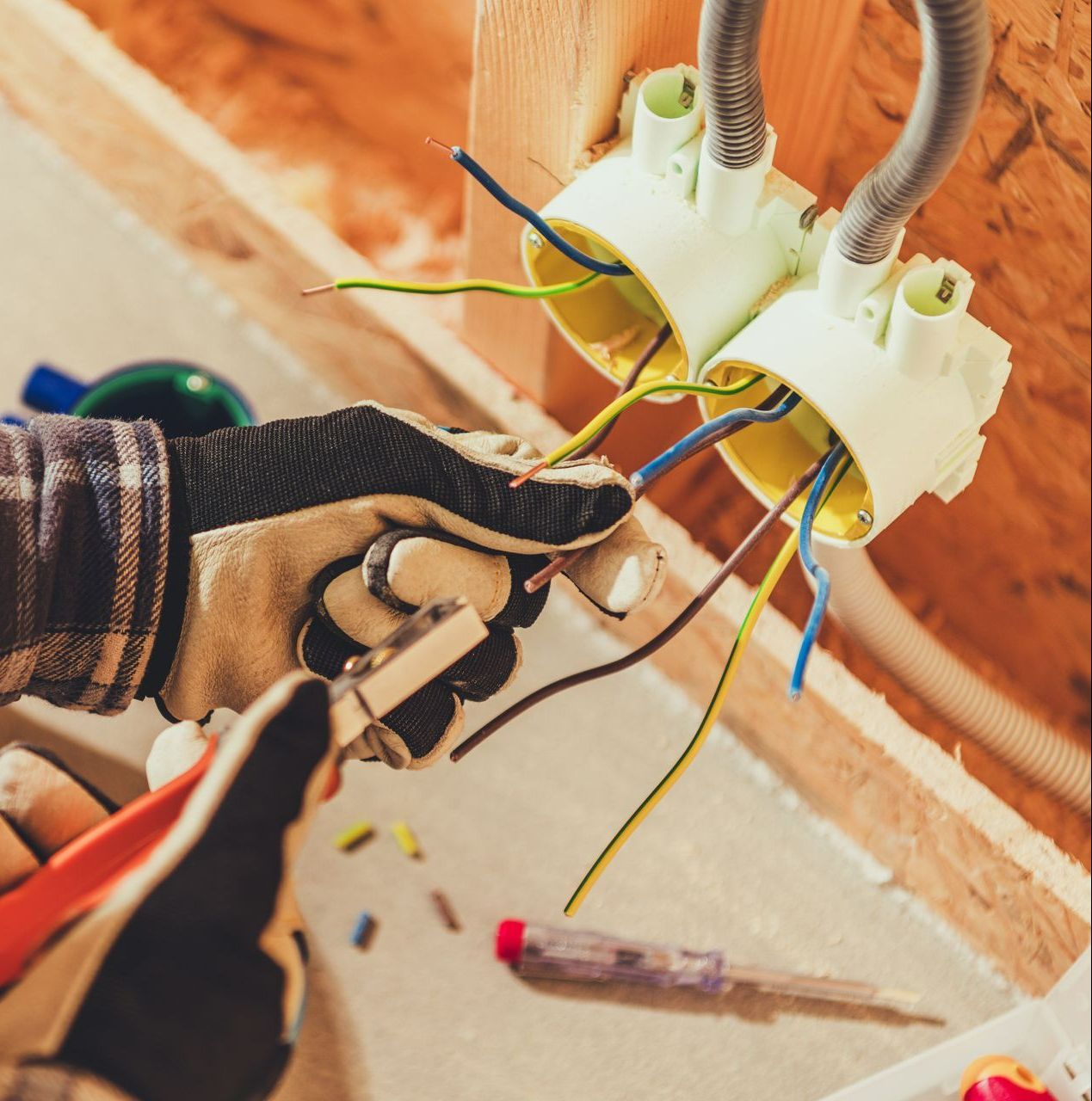 Un électricien qui travaille sur une prise