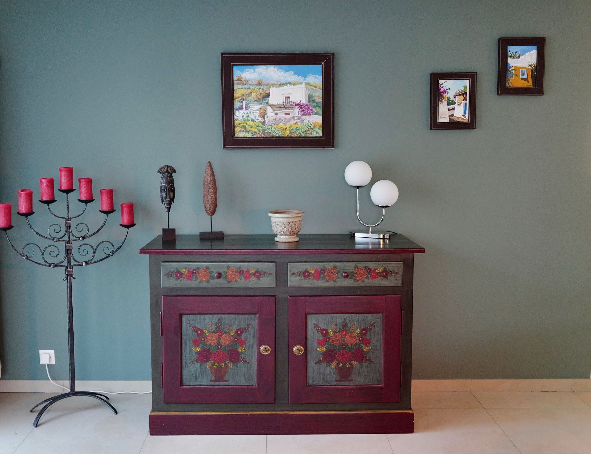 Zwei Personen sitzen an einem Schreibtisch und arbeiten mit einem Laptop an Farbpaletten und einem Farbrad.