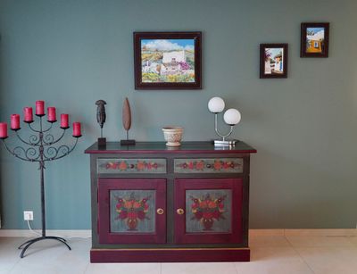 Zwei Personen sitzen an einem Schreibtisch und arbeiten mit einem Laptop an Farbpaletten und einem Farbrad.