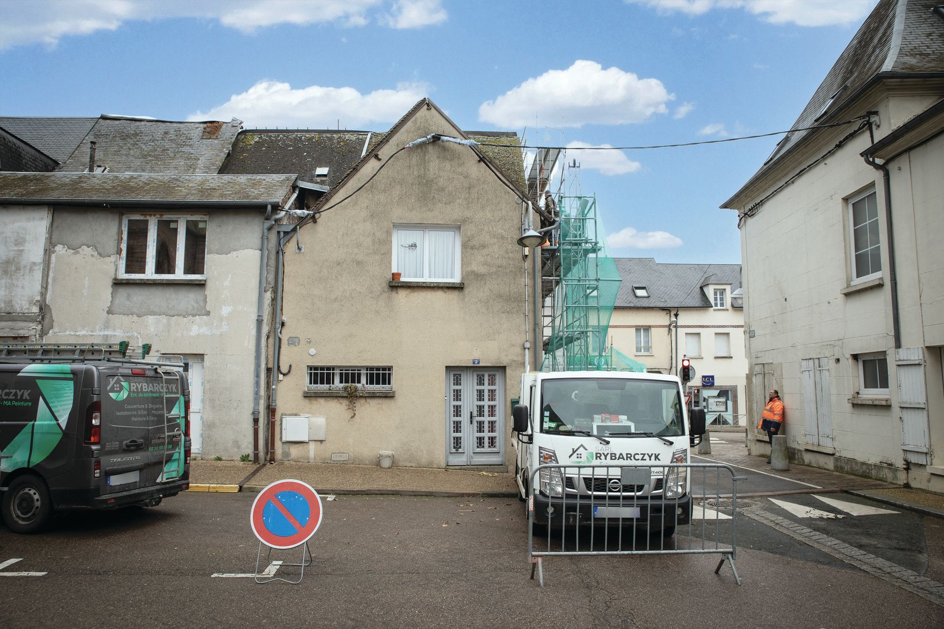 Un camion garé devant une maison en cours de rénovation